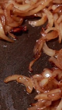 Kızartma Tavasında Karamelize Soğan Pişirme Süreci