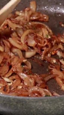 Kızartma Tavasında Karamelize Soğan Pişirme Süreci