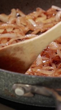 Kızartma Tavasında Karamelize Soğan Pişirme Süreci