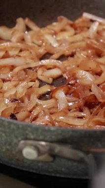 Kızartma Tavasında Karamelize Soğan Pişirme Süreci