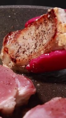 Kızartma Tavası Ev Mutfağında Çiğ Domuz Pirzolası Pişirme