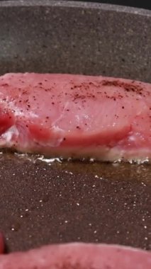 Baharatlı Çiğ Domuz Pirzolası Et Hazırlamaya Hazır