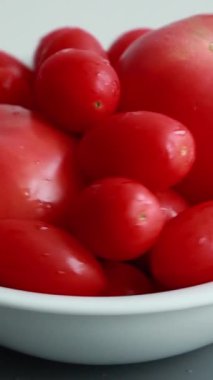 Beyaz Kase Sağlıklı İçindekiler İçin Taze Karışık Domateslerin Dikey Videosu