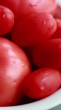 Beyaz Kase Sağlıklı İçindekiler İçin Taze Karışık Domateslerin Dikey Videosu