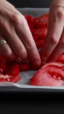 Baharatlı domates, kırmızı çan biberi, soğan ve sarımsak.