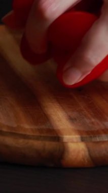 Tahta kesim tahtasında taze vişneli domatesleri ikiye bölmek.