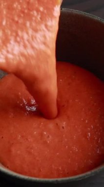 Kavrulmuş domates ve dolmalık biber Çorbası Koyu Sonbahar Konforlu Gıda