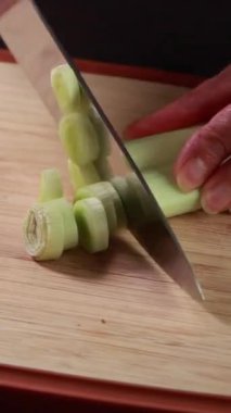 Kadın Ellerinin Yakın Çekimi Tahta Tahta Tahtada Taze Pırasa Kesiyor