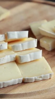 Kadın Elleri Tahta Kesme Tahtasında Peynir Dilimliyor