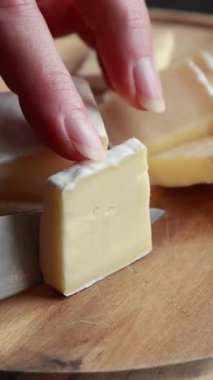 Kadın Elleri Tahta Kesme Tahtasında Peynir Dilimliyor