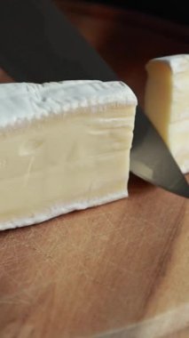 Kadın Elleri Tahta Kesme Tahtasında Peynir Dilimliyor