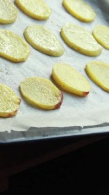 Erimiş peynirli fırında patates dilimleri.