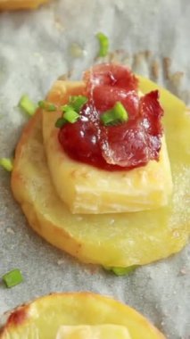 Tatil için peynirli ve jambonlu patates dilimleme aperatifi.