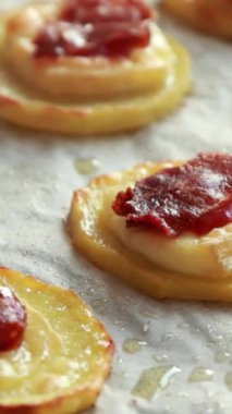 Tatil için peynirli ve jambonlu patates dilimleme aperatifi.