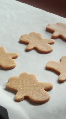 Çiğ zencefilli erkekler Noel Kurabiyeleri Parşömen Kağıdıyla Pişirme Tepsisinde