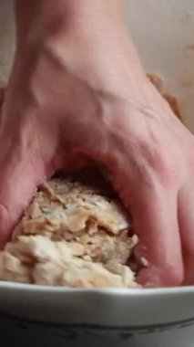 Kadın Elleri Zencefilli Ekmek Hazırlıyor Erkekler Noel Kurabiyeleri Yakın plan