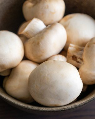 Kara Kasede Bir demet Çiğ Beyaz Mantar