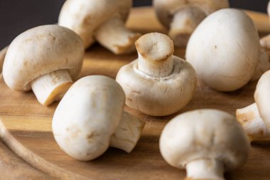 Tahta kesim tahtasında çiğ beyaz mantar.