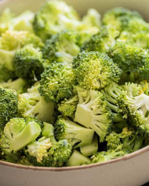 Taze Ham Brokoli Çiçekleri Kâse Temiz Yeme Konseptinde