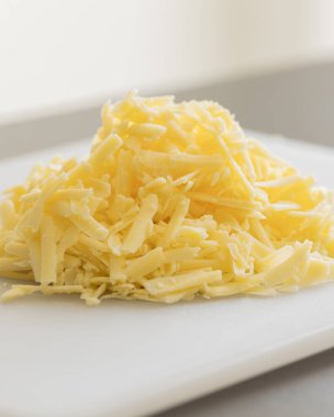 Beyaz Kesme Tahtasında Taze Izgara Çedar Peyniri