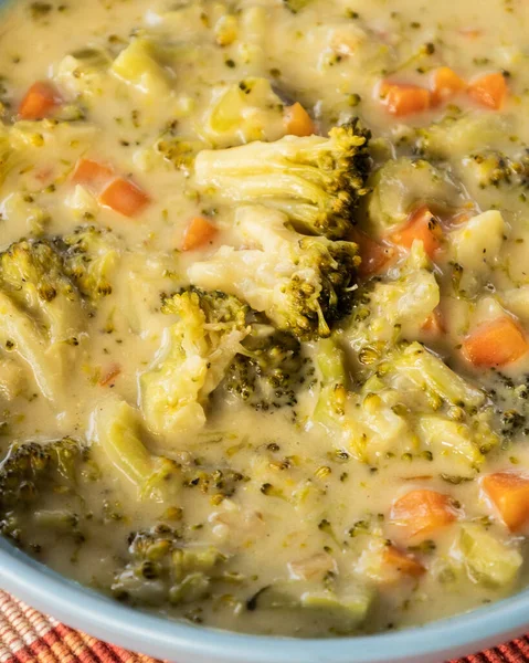 Lezzetli kremalı brokoli ve peynir çorbası kasede servis ediliyor.