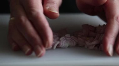 Dilimleme Taze Şalgam Soğanı Beyaz Kesme Tahtasında Yakın Çekim