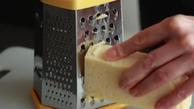 Kadın Ellerinin Yakın Çekimi Izgara Çedar Peyniri Beyaz Kesme Tahtasında