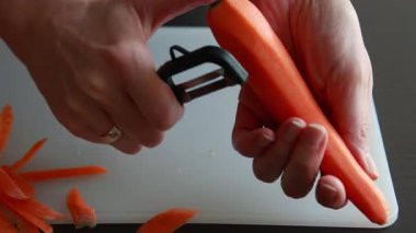 Kadın Ellerinin Yakın Çekimi Taze Havuç Soyarken