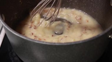 Tereyağı ve un Çorbası 'nı Bir Tencerede Hazırlamak İçin Yakın Çekim