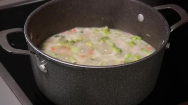 Brokoli Çorbası Fırındaki Tencerede Pişiyor