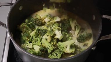 Brokoli Çorbası Fırındaki Tencerede Pişiyor
