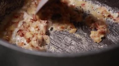 Tereyağı ve un Çorbası 'nı Bir Tencerede Hazırlamak İçin Yakın Çekim