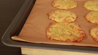 Taze fırınlanmış parmesan peynirli cips. Yakın plan.