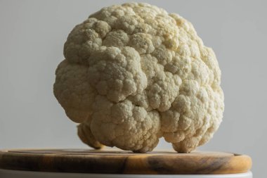 Tahta Tahta Üzerinde Tüm Taze Karnabahar 'ın Yakın Çekimi