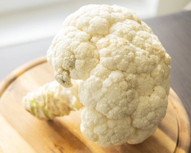 Tahta Tahta Üzerinde Tüm Taze Karnabahar 'ın Yakın Çekimi