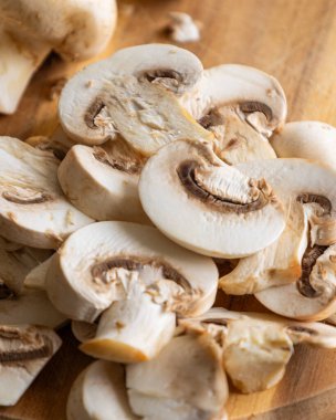 Tahta Tahta Üzerinde Taze Dilimlenmiş Beyaz Düğme Mantarlarının Yakın Çekimi