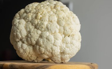 Kesme Kurulu Sağlıklı Diyet Konseptinde Çiğ Karnabahar