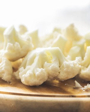 Kesme Kurulu Sağlıklı Diyet Konseptinde Çiğ Karnabahar