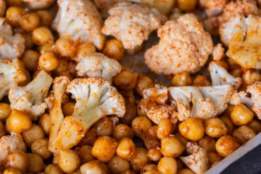 Baharatlı Karnabahar ve Nohut Tepside Kızarmaya Hazır