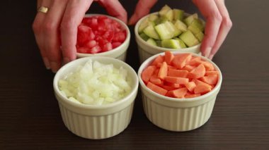 Küçük kâselerde doğranmış sebzeler yemek hazırlama videosu.