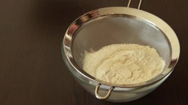 Ev Yapımı Kırmızı Kadife Kurabiyeler İçin Kuru Malzemeler Karıştırılıyor