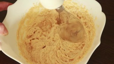 Fırında yumurta, şeker ve tereyağı çırpmak.