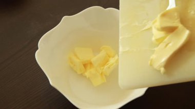 Fırında yumurta, şeker ve tereyağı çırpmak.