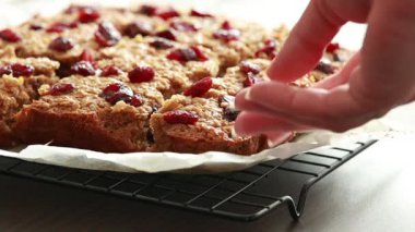 Kurutulmuş yabanmersinli ve ballı yulaf ezmesi.