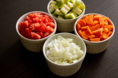 Küçük kâselerde doğranmış taze sebzeler.