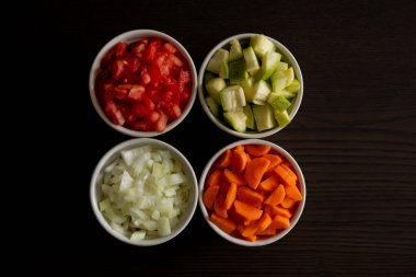 Küçük kâselerde doğranmış taze sebzeler.