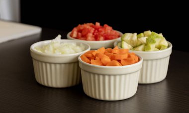 Küçük kâselerde doğranmış taze sebzeler.