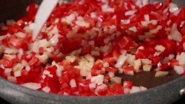 Pan Mutfağında Sotelenmiş Soğan ve Kırmızı Çan Biberleri