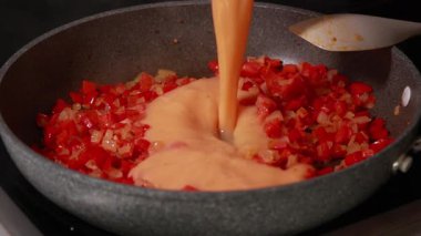 Çırpılmış yumurta, soğan ve kırmızı biber.