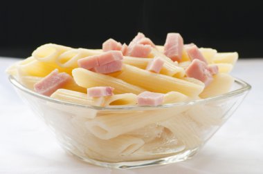 cam bir kapta makarna